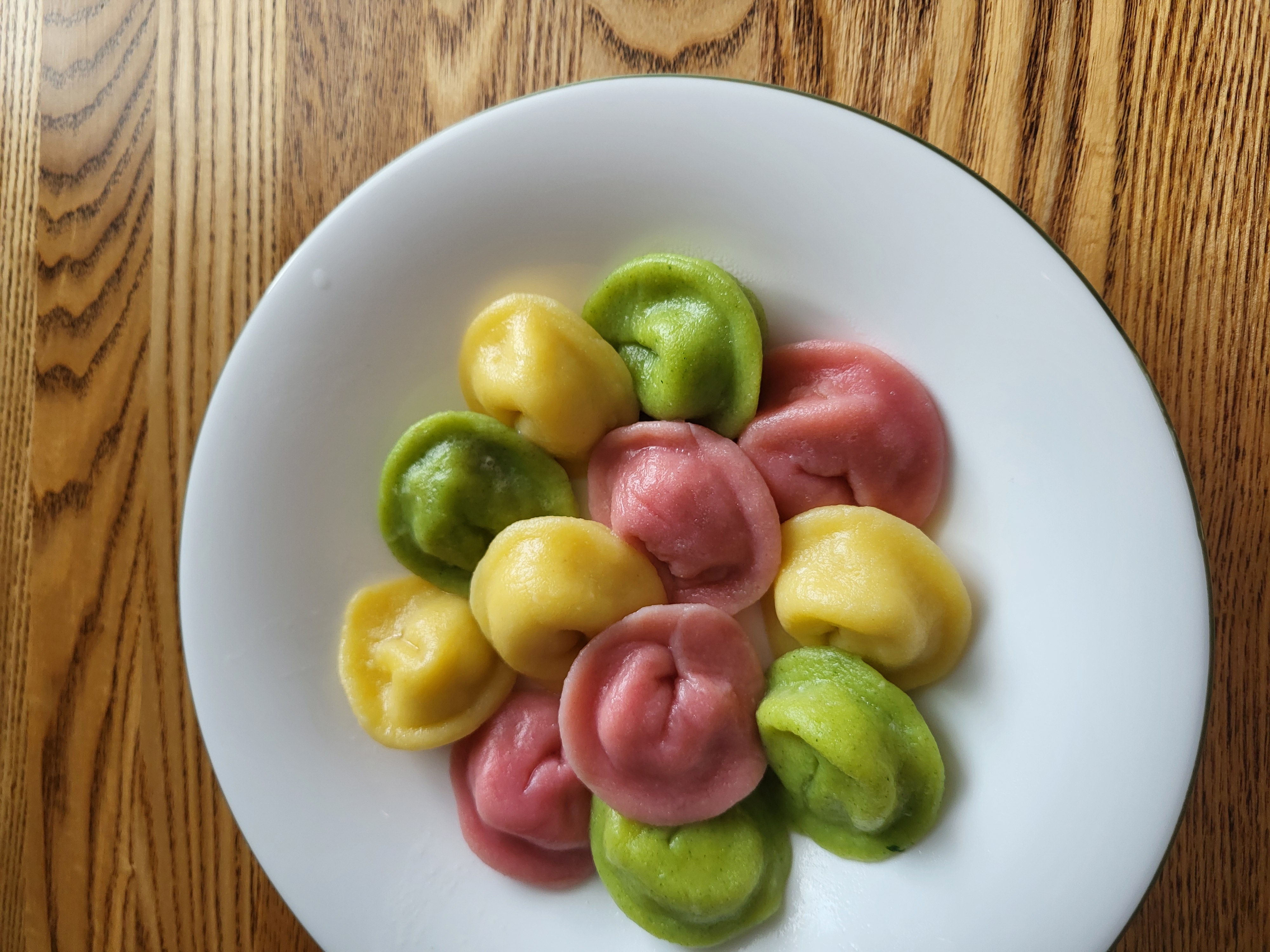 Цветные пельмени без глютена с яйцом с куриным филе